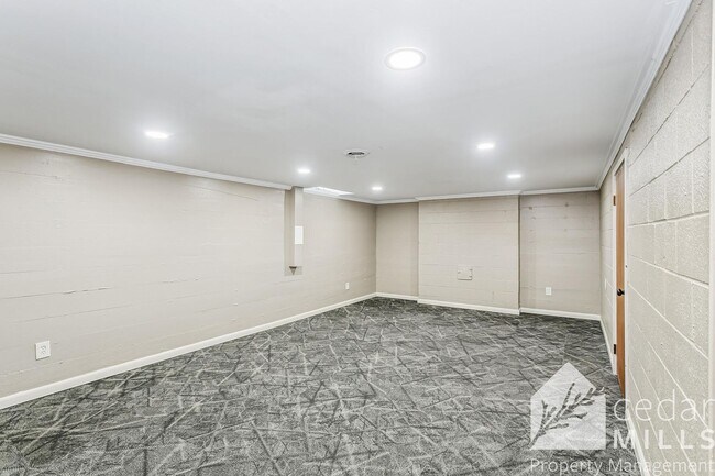 Building Photo - 125 S Oakwood St