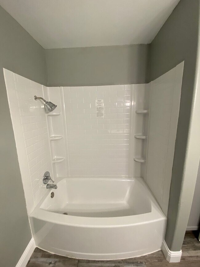 Building Photo - Gorgeous 3 BD 2 BA remodeled home availabl...
