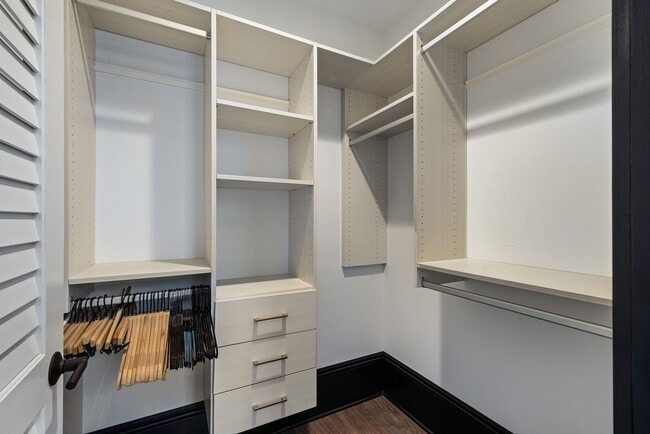 Building Photo - Historic Charm with Live-Work Flexibility in Downtown Honolulu