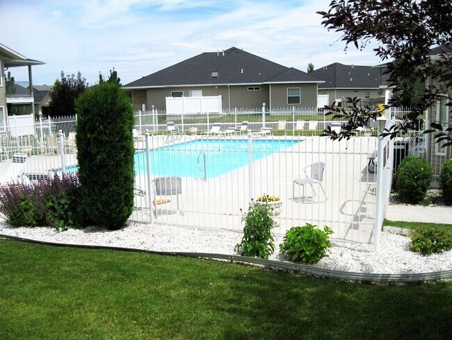 Building Photo - 617 Saratoga Dr