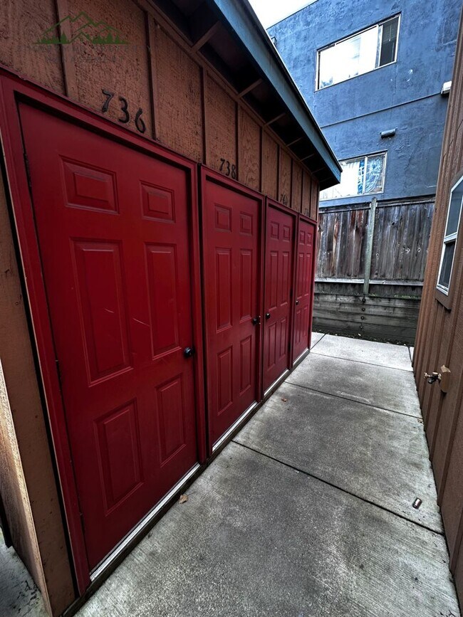 Building Photo - 2 bedroom 1 bathroom townhouse