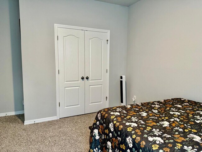 Building Photo - Spacious 4-Bedroom Corner Townhome with Loft & Lake Views in Ocoee