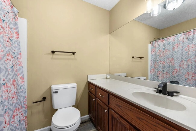 Building Photo - Move-In Ready Cottage on 1.36 Acres with L...