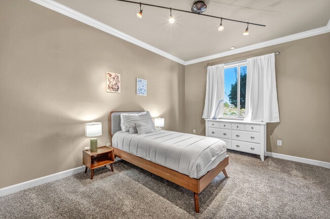 Building Photo - 1520 Taos Ln