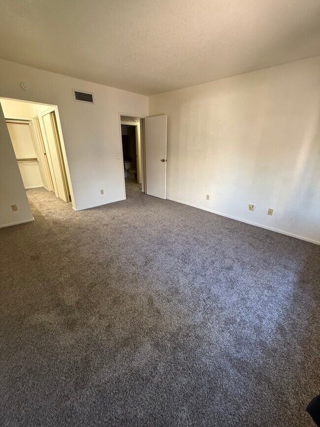 Building Photo - APARTMENT FOR RENT