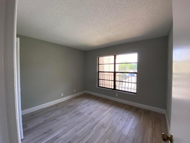 Building Photo - 4700 Lucerne Lakes Blvd W