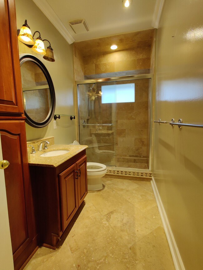 Building Photo - 701 Yorkshire Rd NE