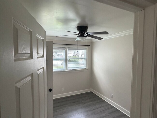 Building Photo - 3 BR/1BA | Newly Renovated Cottage| Cove security system| Fully fenced backyard