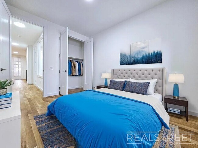 Building Photo - Massive 3,000+ Sq Ft 4BD/2BA Duplex with H...