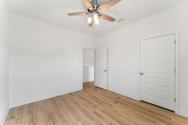 Building Photo - 115 Piper Cv