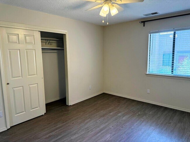 Building Photo - 2900 Vista Del Rey NE