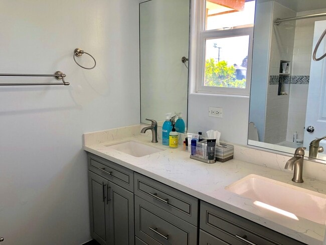 Building Photo - Lovely 3 bd/2.5 ba Townhome - Old Town Torrance!
