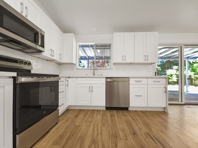 Building Photo - New Kitchen!! Beautiful family home w/extr...