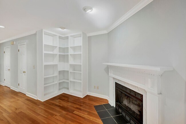 Building Photo - Prime Location Near Ravenel Bridge & Charl...