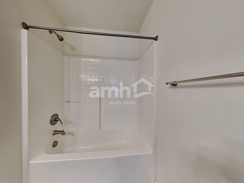 Building Photo - 119 Macallan Ct