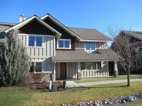 Building Photo - 2 Bed 2.5 Bath Furnished River Lakes Townh...