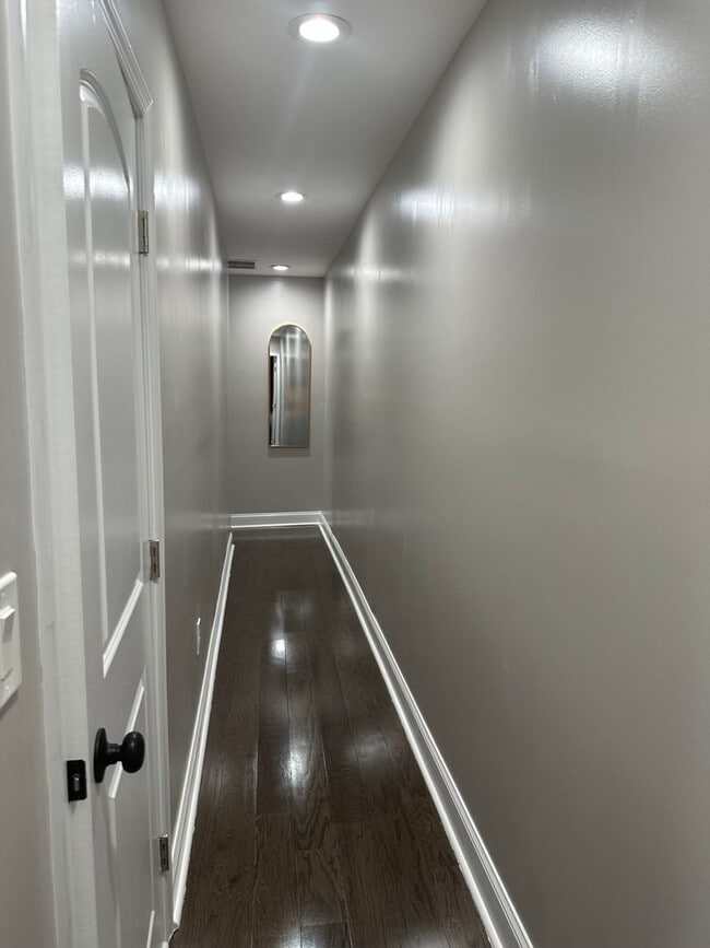 Building Photo - Fully Furnished! Spacious Rooms! Modern De...