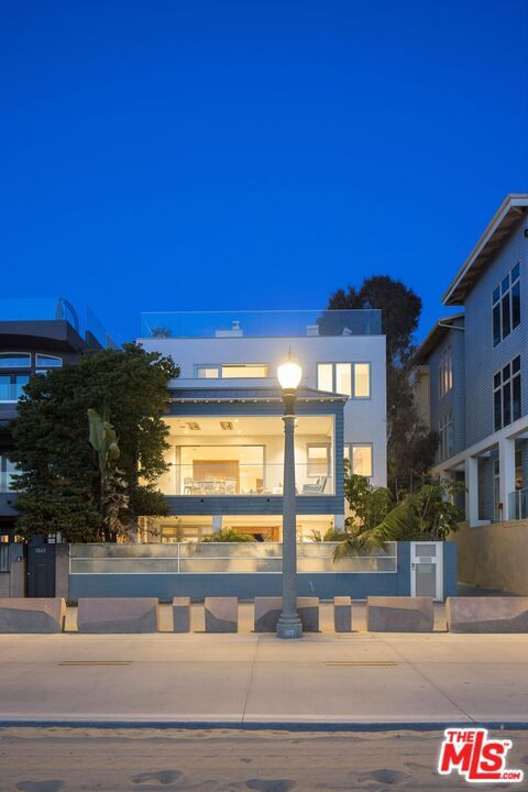 Building Photo - 1347 Palisades Beach Rd