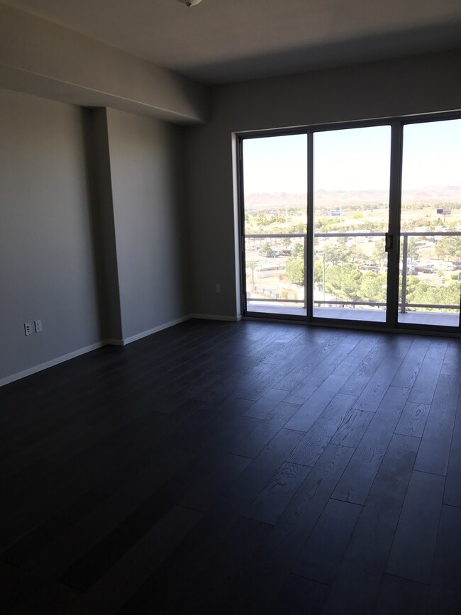 Building Photo - TWO WEEKS FREE RENT*** Gorgeous One Las Ve...