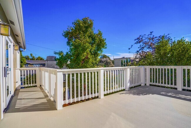 Building Photo - Beautiful 4 Bed/4 Bath Family Home w/pool - Upcoming and available at the end of April!