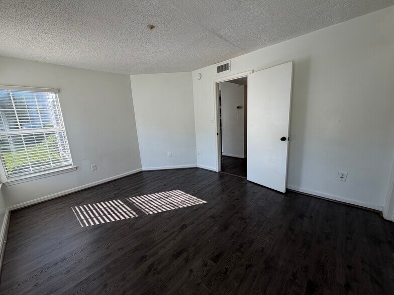 Building Photo - 10401 Beacon Ridge Dr