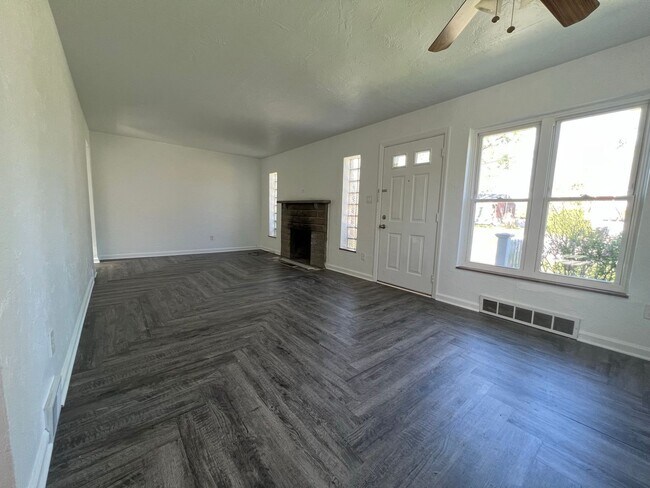 Building Photo - Modern 3 bedroom, 1.5 bathroom home in Bethel Park