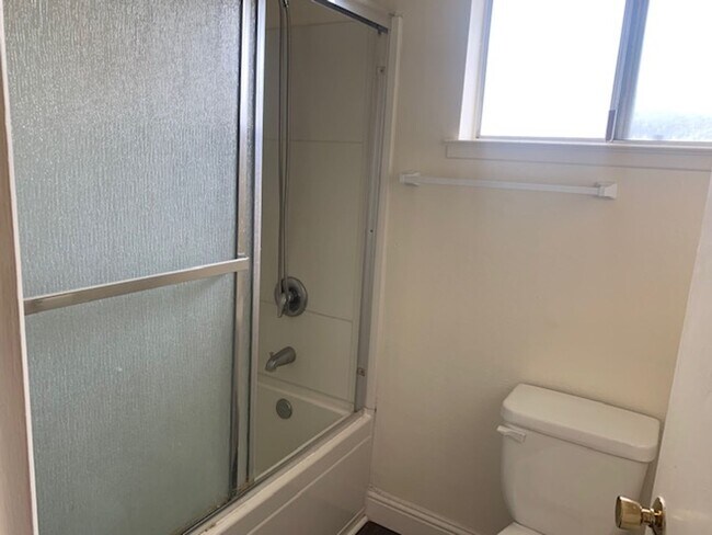 Building Photo - 2 bedrooms, 1.5 bath townhouse apartment