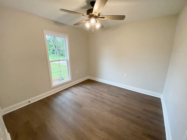 Building Photo - 4 bedrooms, 2 baths in Hahira/North Lowndes County. Fenced in Backyard! LVP THROUGHOUT!