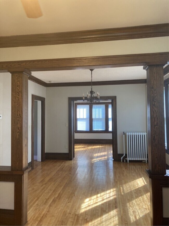 Building Photo - AVAILABLE JUNE - 4 Bed 1.5 Bath Spacious Home