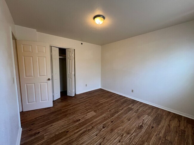 Building Photo - Top/2nd floor 2BR unit