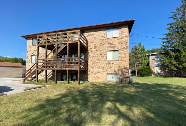 Building Photo - 2 Bedroom/1 Bath Apartment For Rent