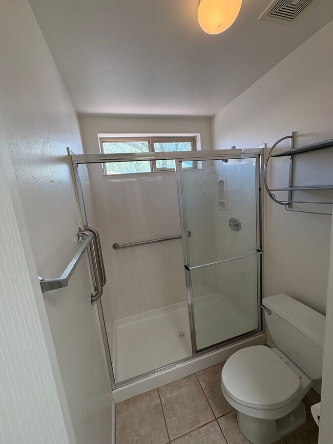 Building Photo - Well Maintained Home in  East Side Gated Community- 3Bd-A/C-Community Pools !!