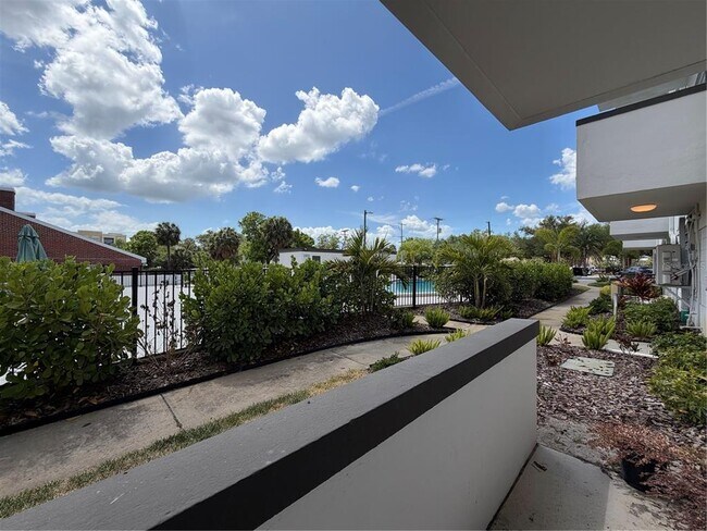 Building Photo - 406 S Cedar Ave