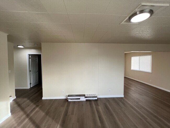 Building Photo - Single Level Home w/ Open Floor Plan