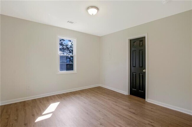 Building Photo - 551 Valley Hill Rd SE