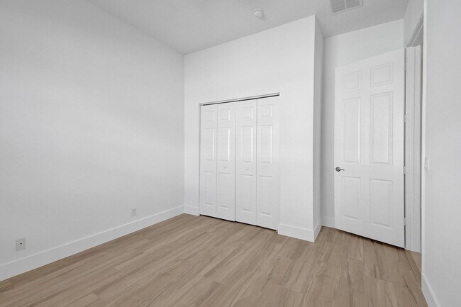 Building Photo - 118 NW Pleasant Grove Way