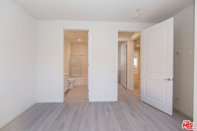 Building Photo - 10922 Mesa Ct