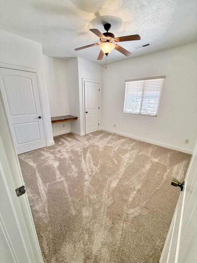 Building Photo - 988 E Silver Falls Dr
