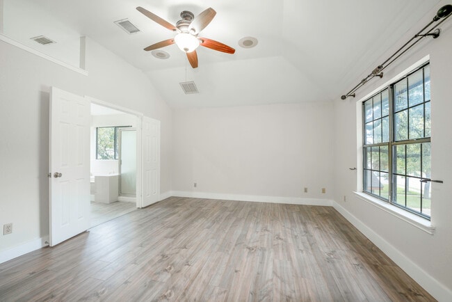 Building Photo - 903 Oaklands Dr