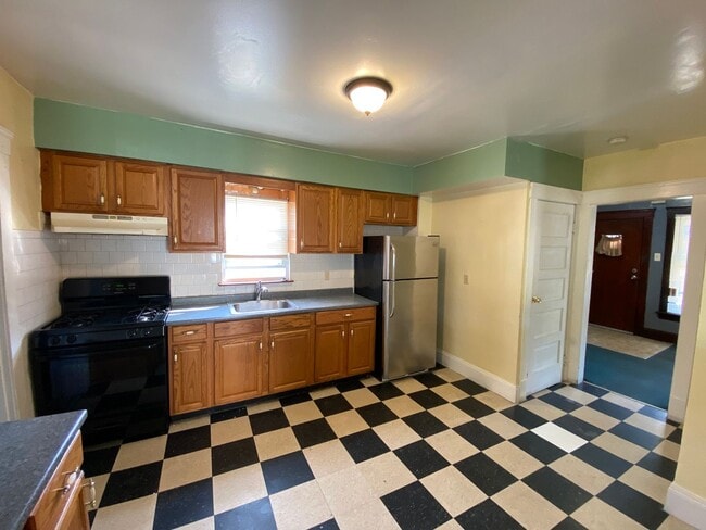 Building Photo - ? Comfortable 3-Bedroom, 1.5-Bathroom Home...