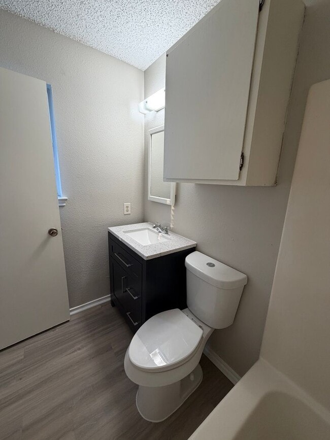 Building Photo - SINGLE STORY 3 BEDROOM HOME IN NORTHWEST C...