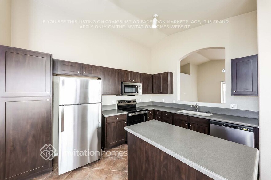 Building Photo - 2406 S Navajo Way