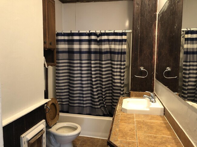 Building Photo - 1211 Monroe St