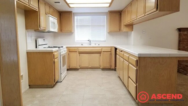 Building Photo - Spacious 3 Bedroom Home with Fireplace & Garage in Northwest Bakersfield