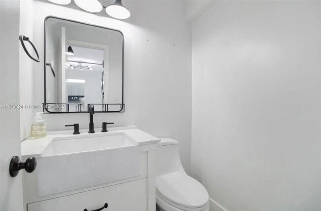 Building Photo - 4732 SW 67th Ave