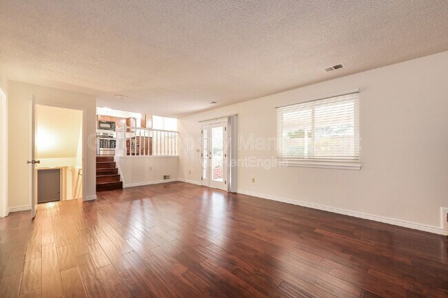 Building Photo - 580 E Kettle Ave