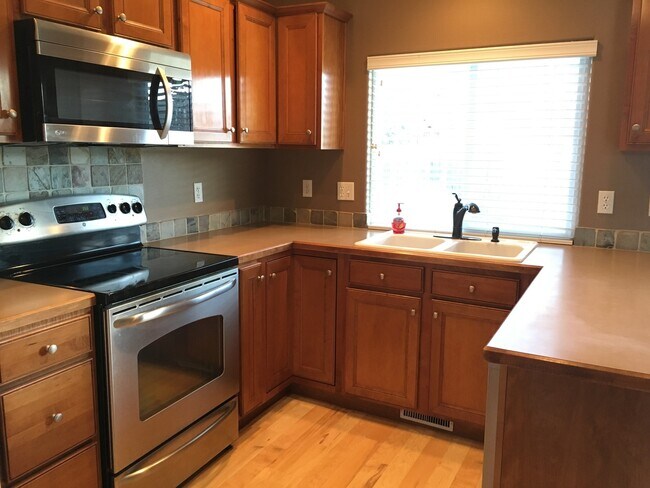 Building Photo - Perfect 4 bed 2.5 ba home in the desirable...