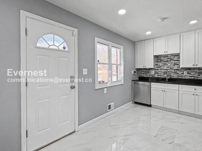 Building Photo - 8010 Carmel Dr