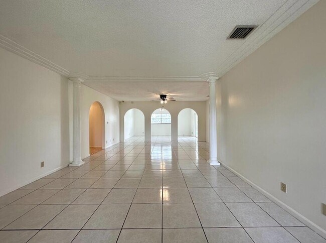Building Photo - 1292 Essex Dr