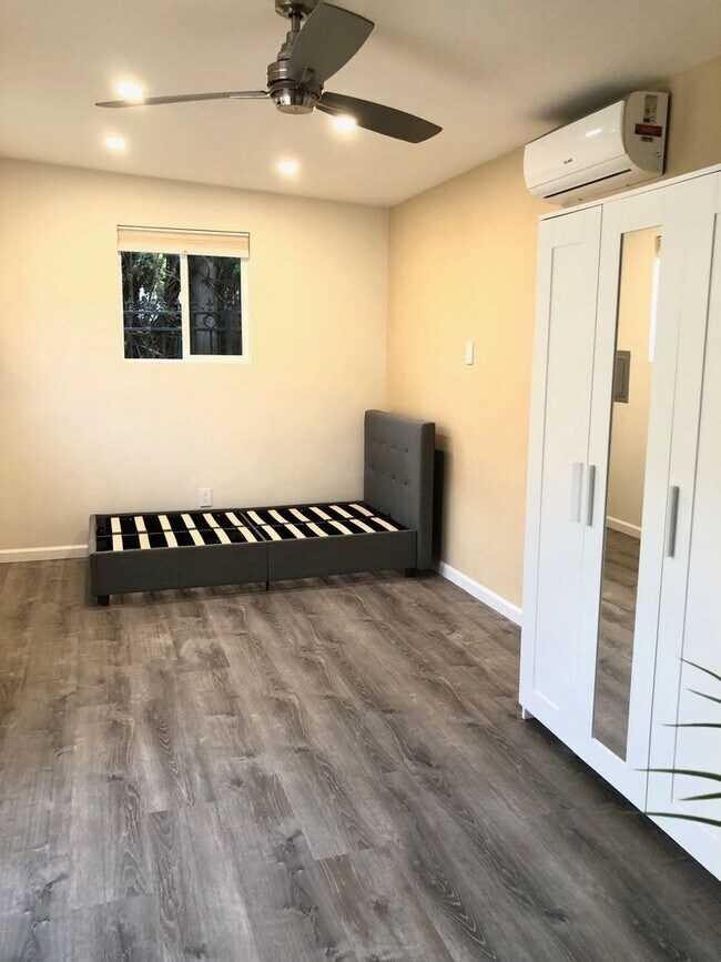 Building Photo - Tarzana- High End Compact Side House Studio